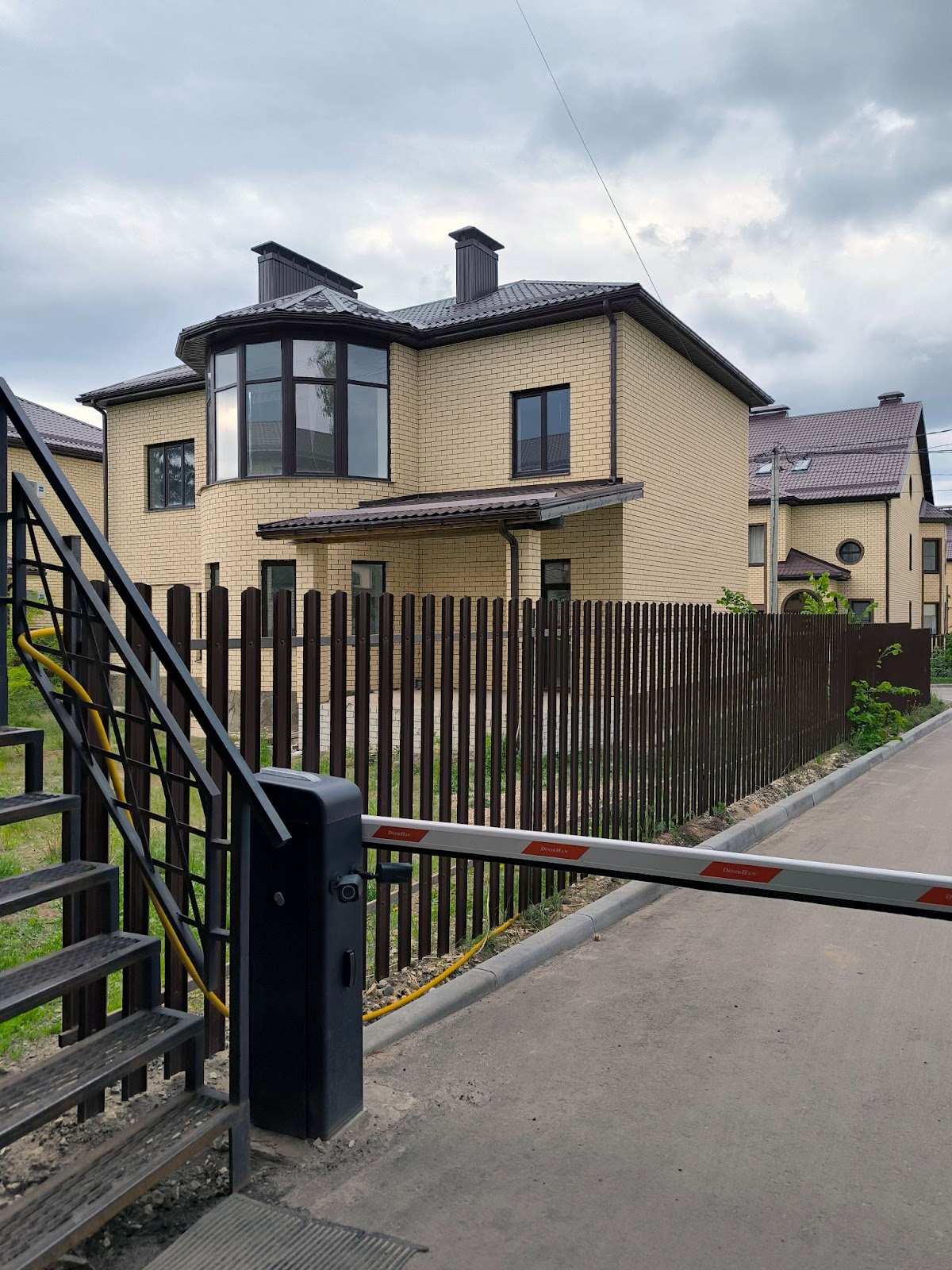 Шлагбаум с установленными камерами